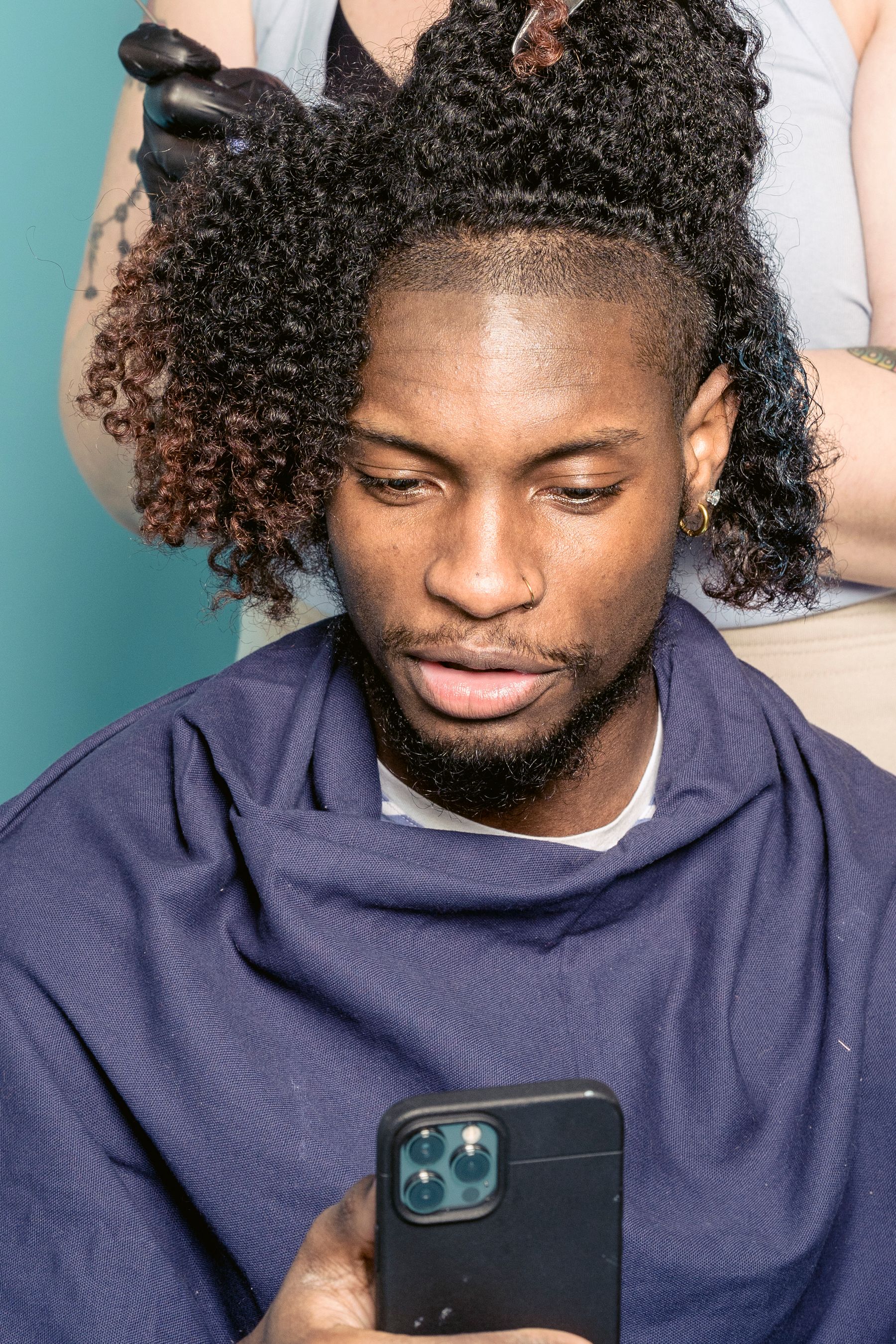 Barber en klant lachen samen in een barbershop